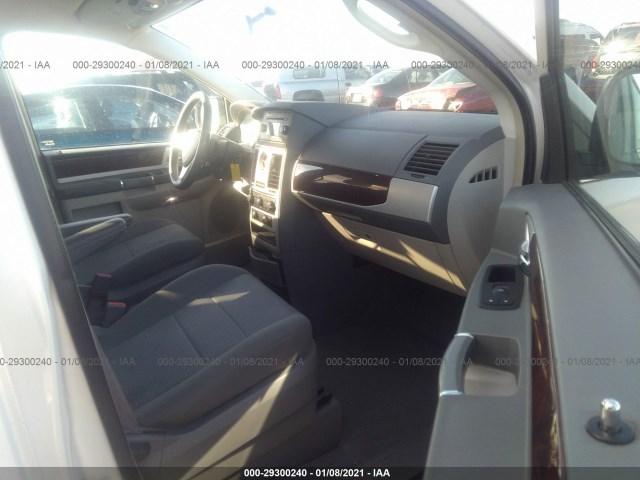 Photo 4 VIN: 2A4RR5D19AR284825 - CHRYSLER TOWN & COUNTRY 