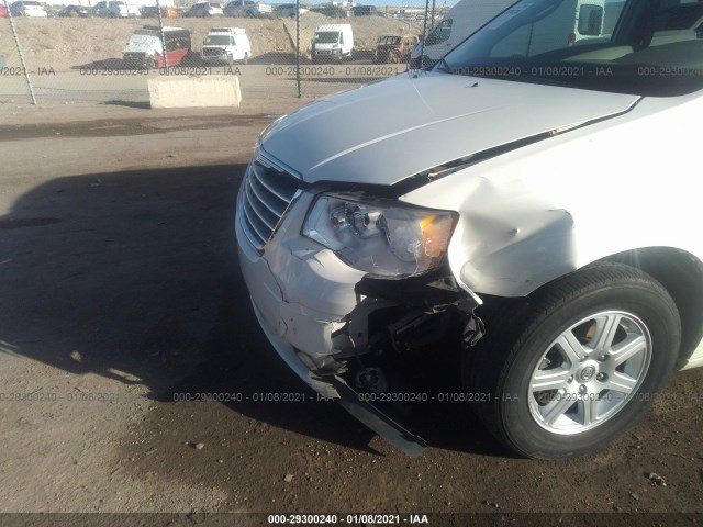 Photo 5 VIN: 2A4RR5D19AR284825 - CHRYSLER TOWN & COUNTRY 