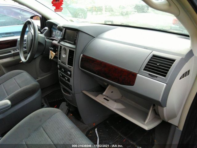 Photo 4 VIN: 2A4RR5D19AR404221 - CHRYSLER TOWN & COUNTRY 