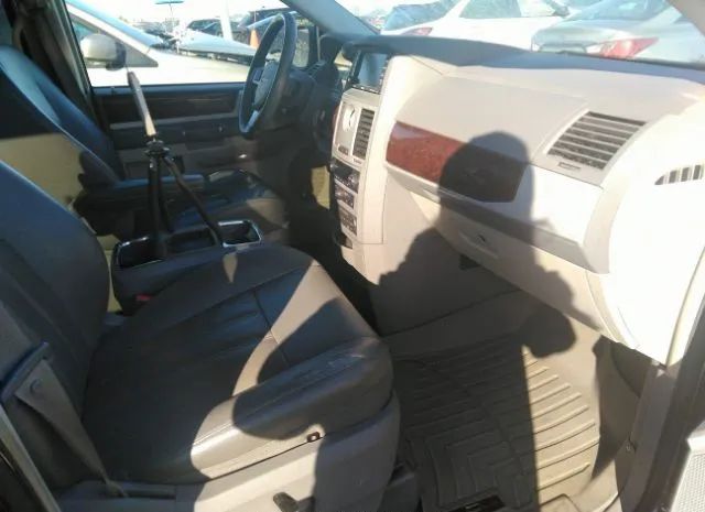 Photo 4 VIN: 2A4RR5D1XAR170297 - CHRYSLER TOWN & COUNTRY 