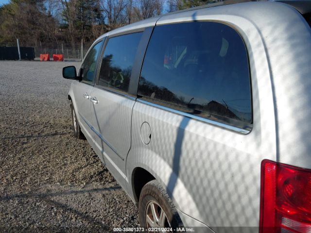 Photo 2 VIN: 2A4RR5D1XAR215125 - CHRYSLER TOWN & COUNTRY 