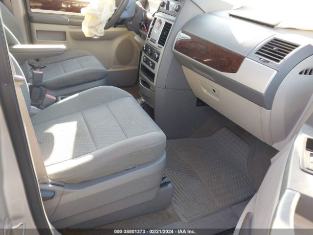 Photo 4 VIN: 2A4RR5D1XAR215125 - CHRYSLER TOWN & COUNTRY 