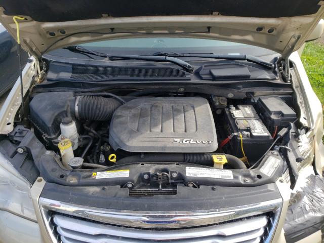 Photo 6 VIN: 2A4RR5DG0BR675917 - CHRYSLER TOWN &AMP COU 