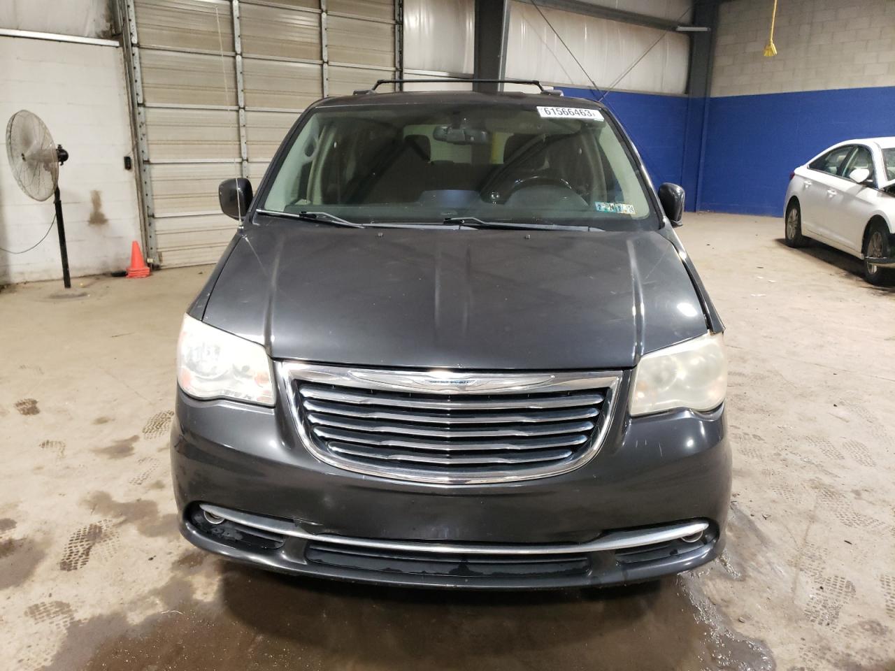 Photo 4 VIN: 2A4RR5DG0BR735100 - CHRYSLER TOWN & COUNTRY 