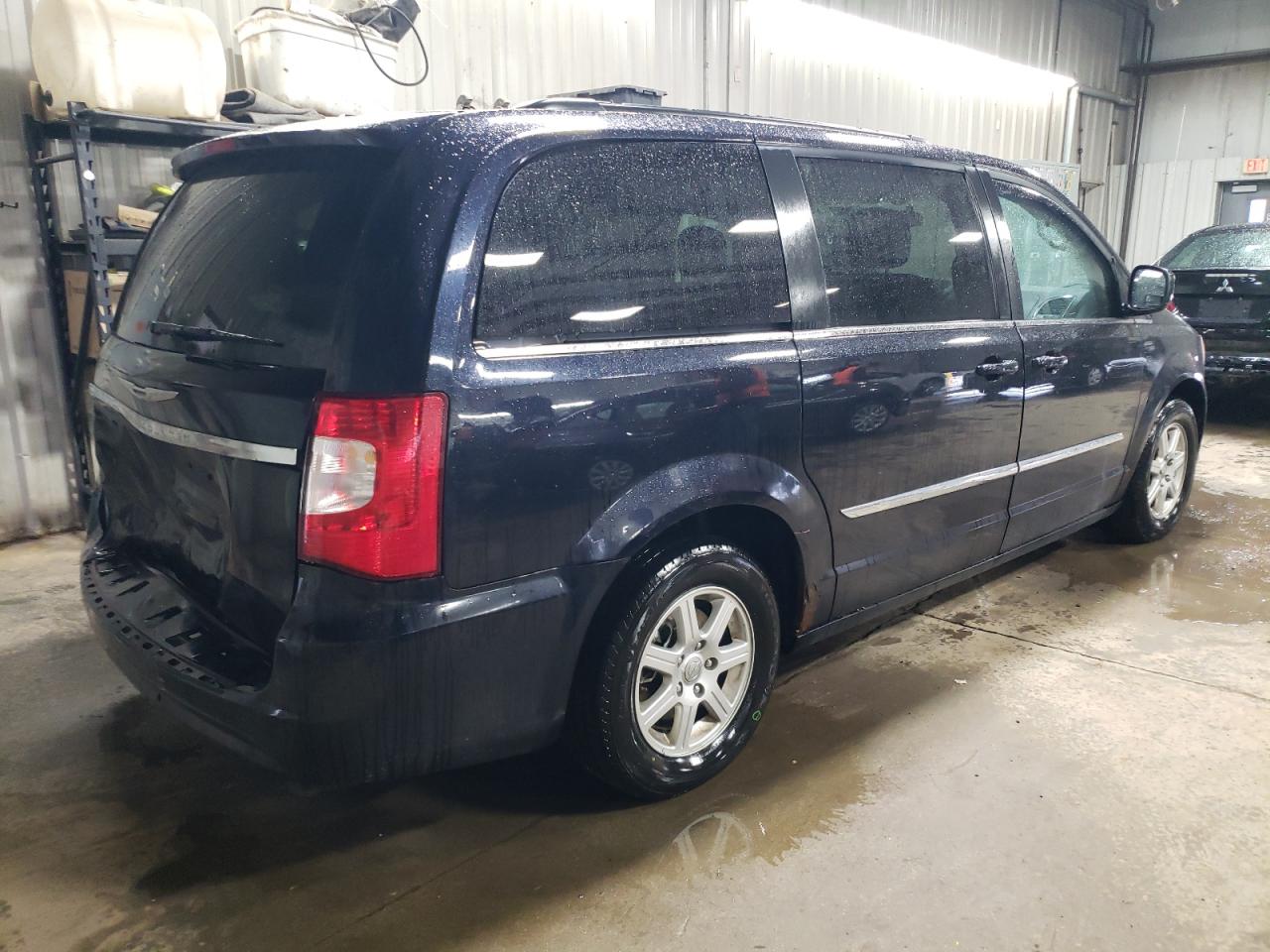 Photo 2 VIN: 2A4RR5DG2BR697790 - CHRYSLER TOWN & COUNTRY 