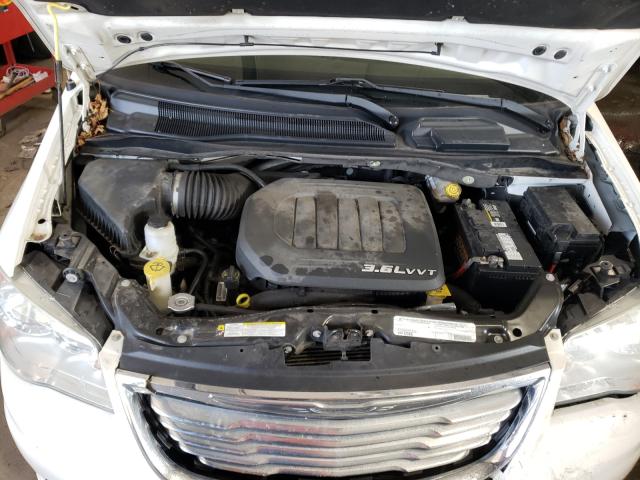 Photo 6 VIN: 2A4RR5DG2BR747409 - CHRYSLER TOWN &AMP COU 