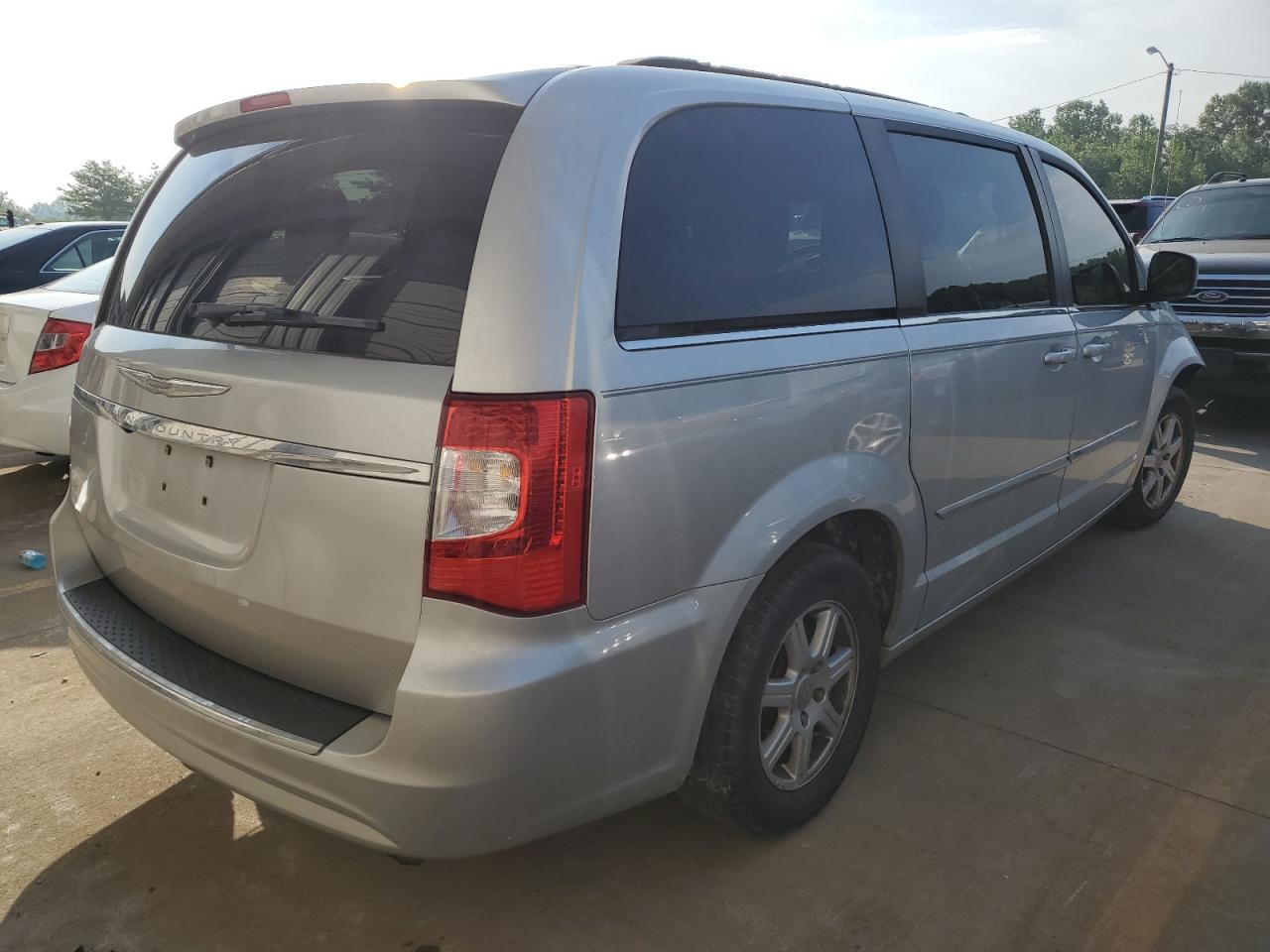 Photo 2 VIN: 2A4RR5DG3BR607840 - CHRYSLER TOWN & COUNTRY 