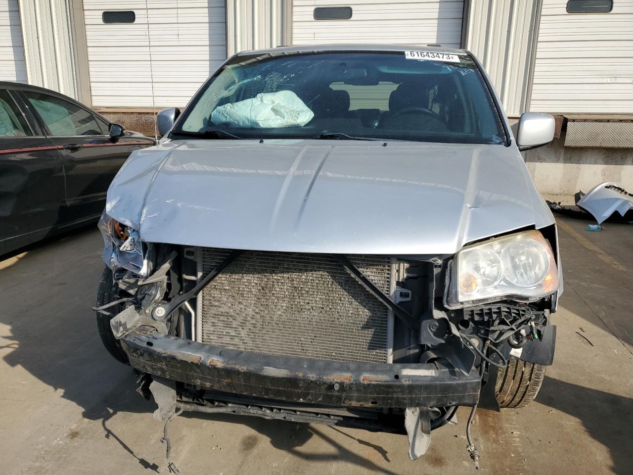 Photo 4 VIN: 2A4RR5DG3BR607840 - CHRYSLER TOWN & COUNTRY 