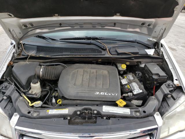 Photo 6 VIN: 2A4RR5DG3BR703371 - CHRYSLER TOWN &AMP COU 