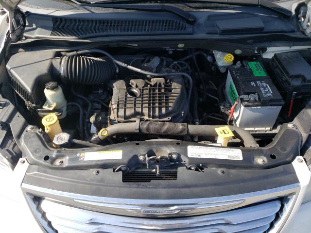 Photo 6 VIN: 2A4RR5DG4BR616708 - CHRYSLER TOWN &AMP COU 