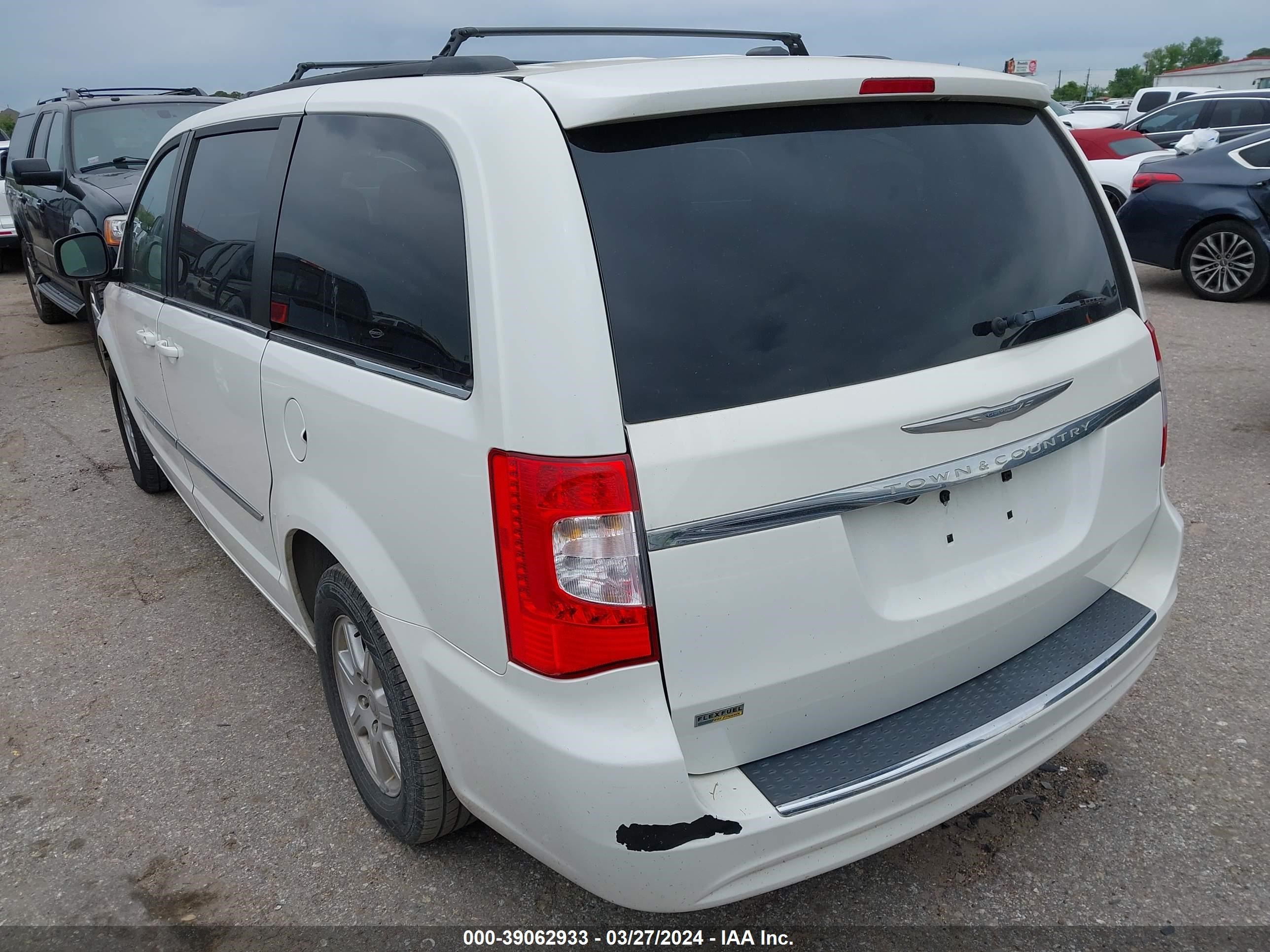 Photo 2 VIN: 2A4RR5DG5BR702206 - CHRYSLER TOWN & COUNTRY 