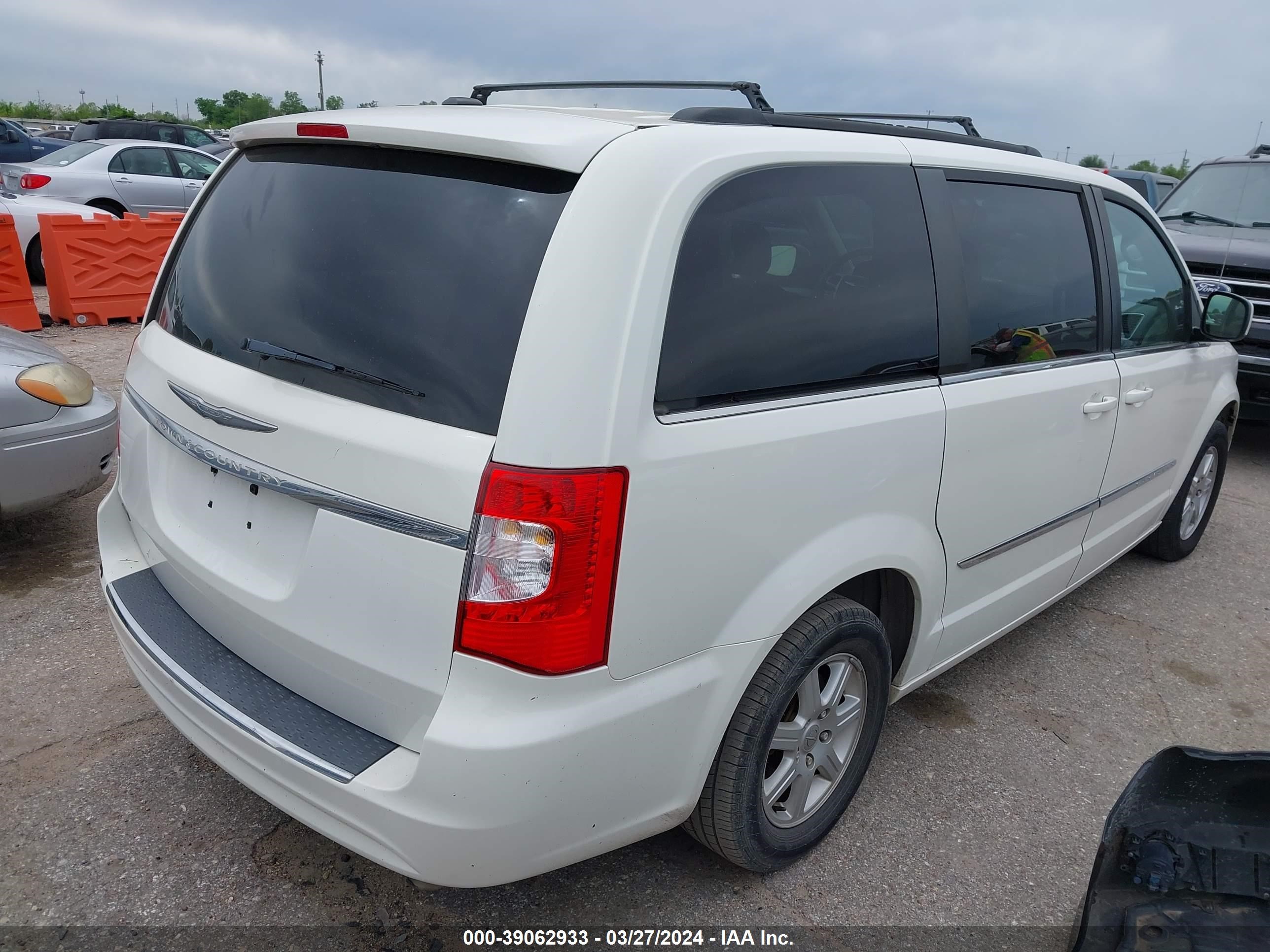 Photo 3 VIN: 2A4RR5DG5BR702206 - CHRYSLER TOWN & COUNTRY 