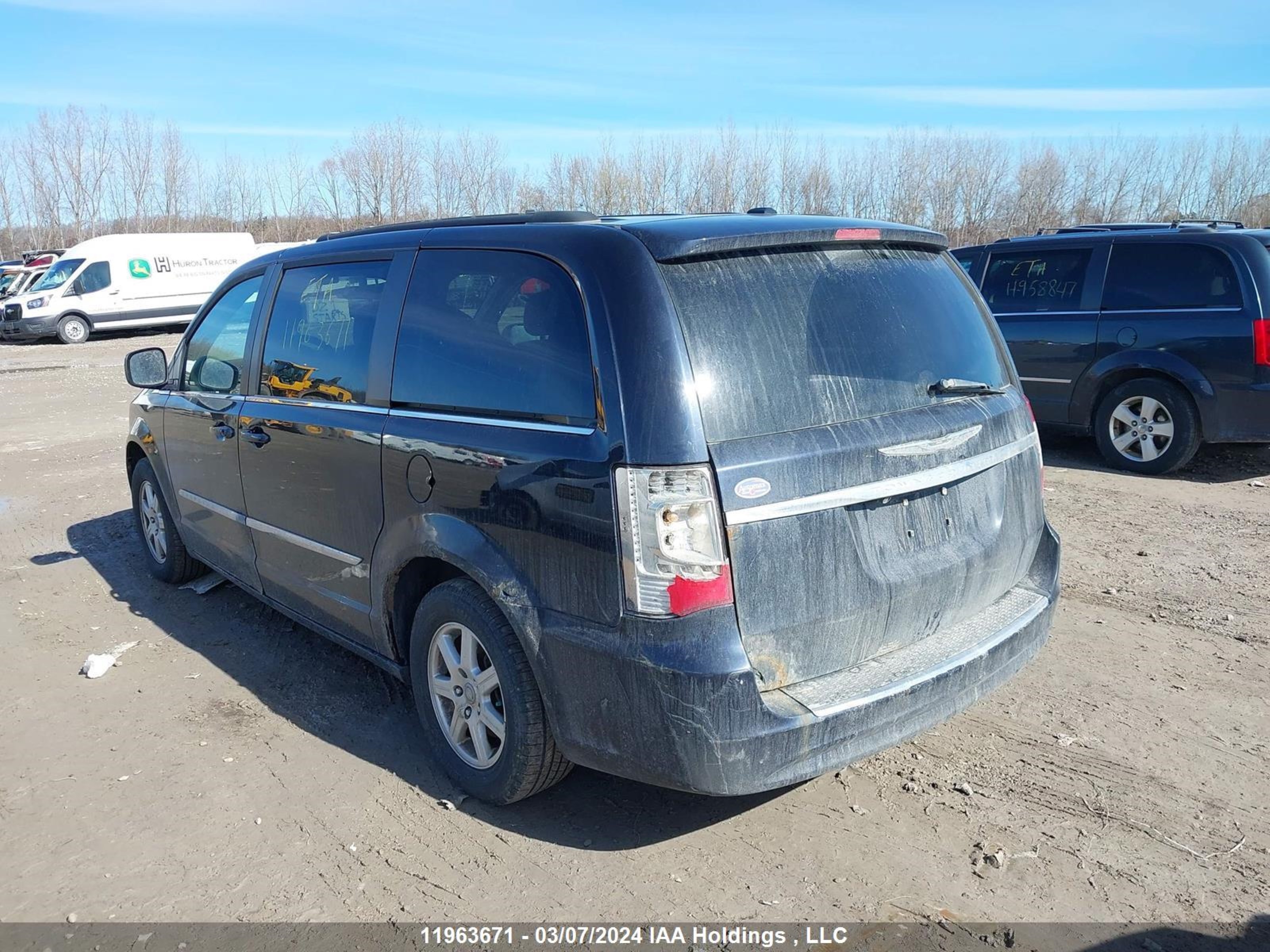 Photo 2 VIN: 2A4RR5DGXBR603817 - CHRYSLER TOWN & COUNTRY 