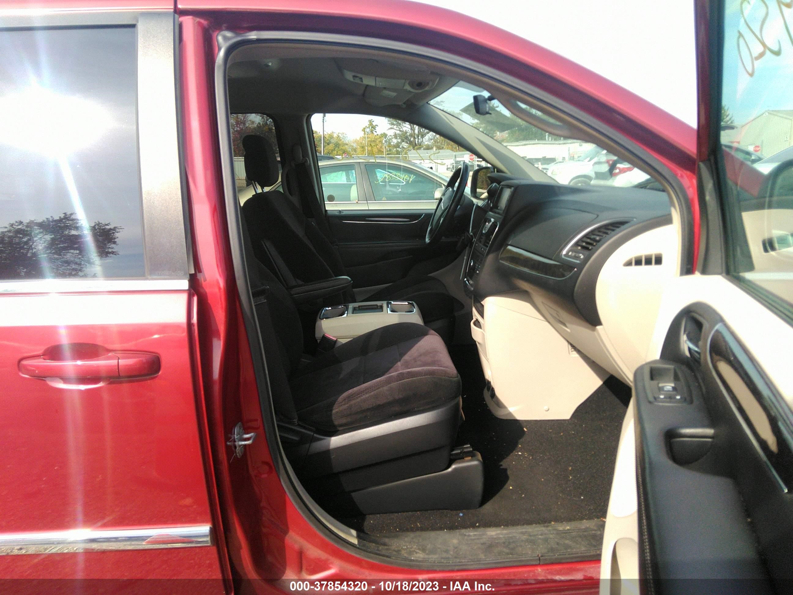 Photo 4 VIN: 2A4RR5DGXBR750669 - CHRYSLER TOWN & COUNTRY 