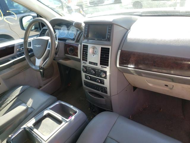 Photo 8 VIN: 2A4RR5DX0AR141105 - CHRYSLER TOWN &AMP COU 