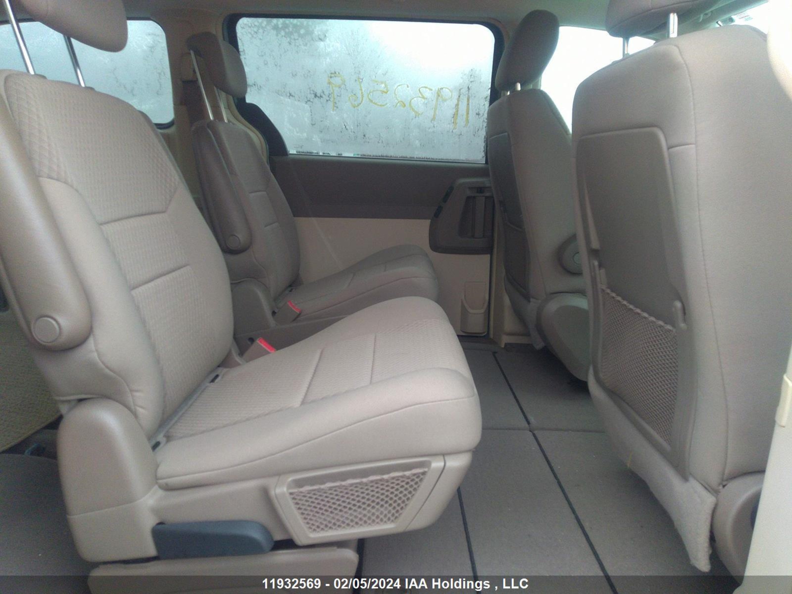 Photo 7 VIN: 2A4RR5DX3AR167939 - CHRYSLER TOWN & COUNTRY 