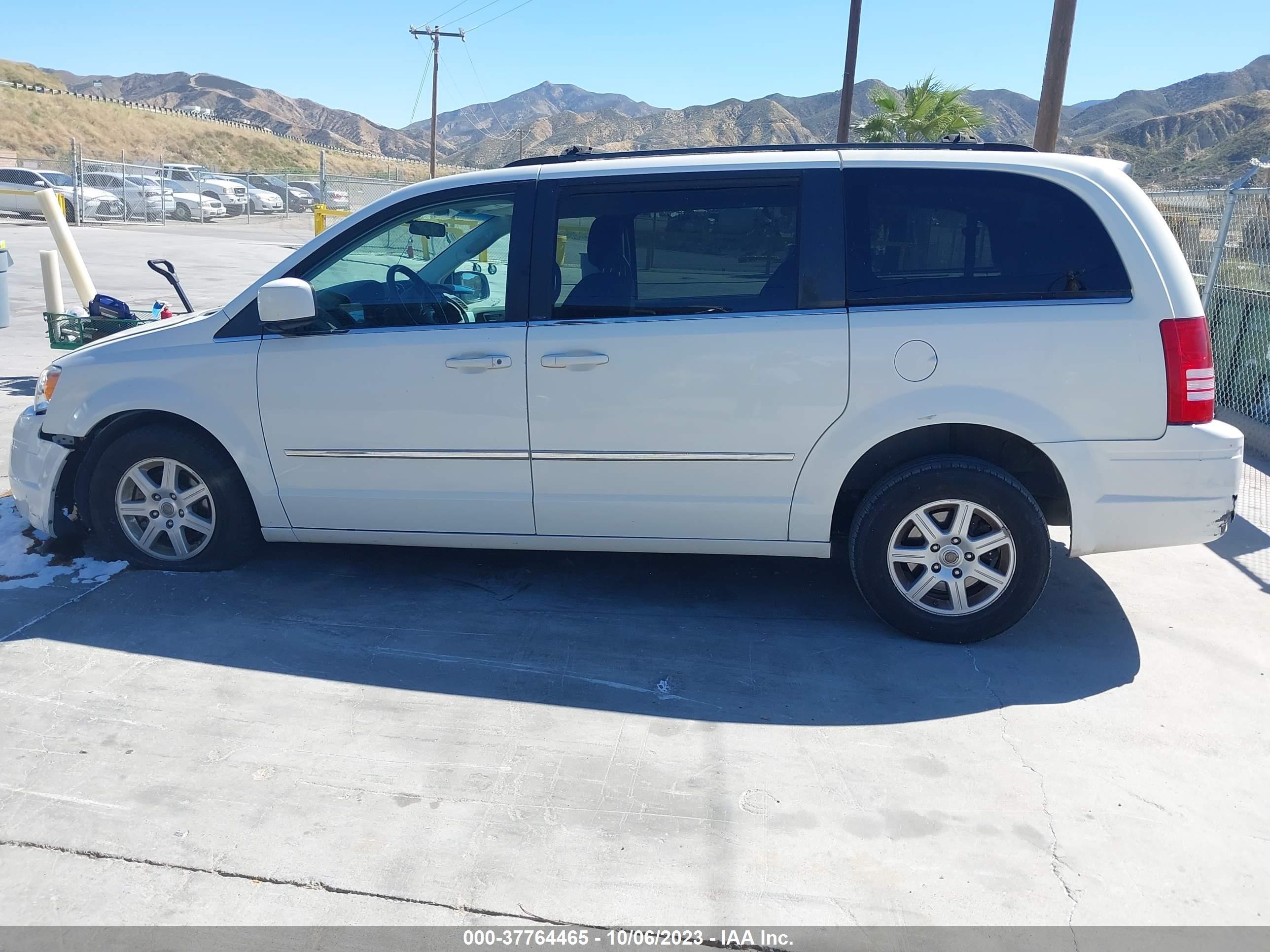 Photo 14 VIN: 2A4RR5DX5AR351330 - CHRYSLER TOWN & COUNTRY 