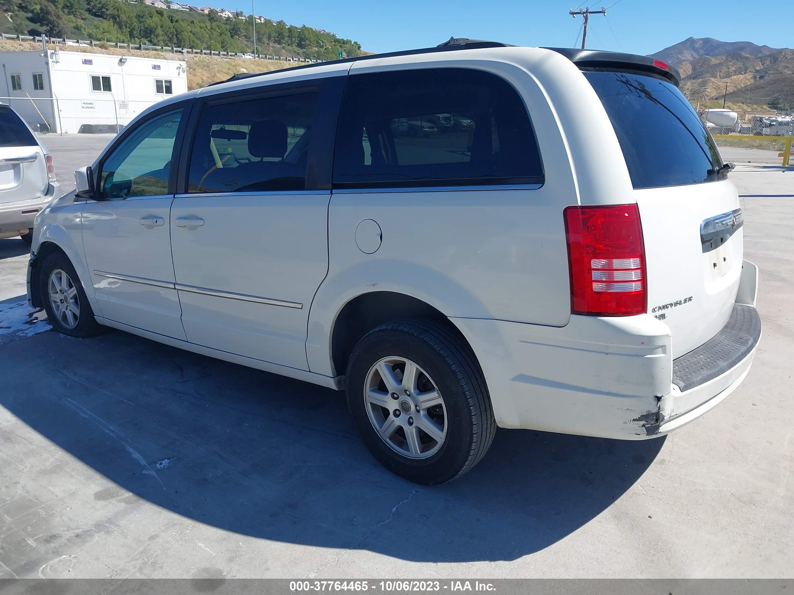 Photo 2 VIN: 2A4RR5DX5AR351330 - CHRYSLER TOWN & COUNTRY 