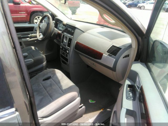 Photo 4 VIN: 2A4RR5DX9AR329167 - CHRYSLER TOWN & COUNTRY 