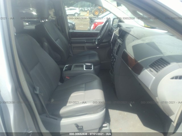 Photo 4 VIN: 2A4RR5DX9AR329413 - CHRYSLER TOWN & COUNTRY 