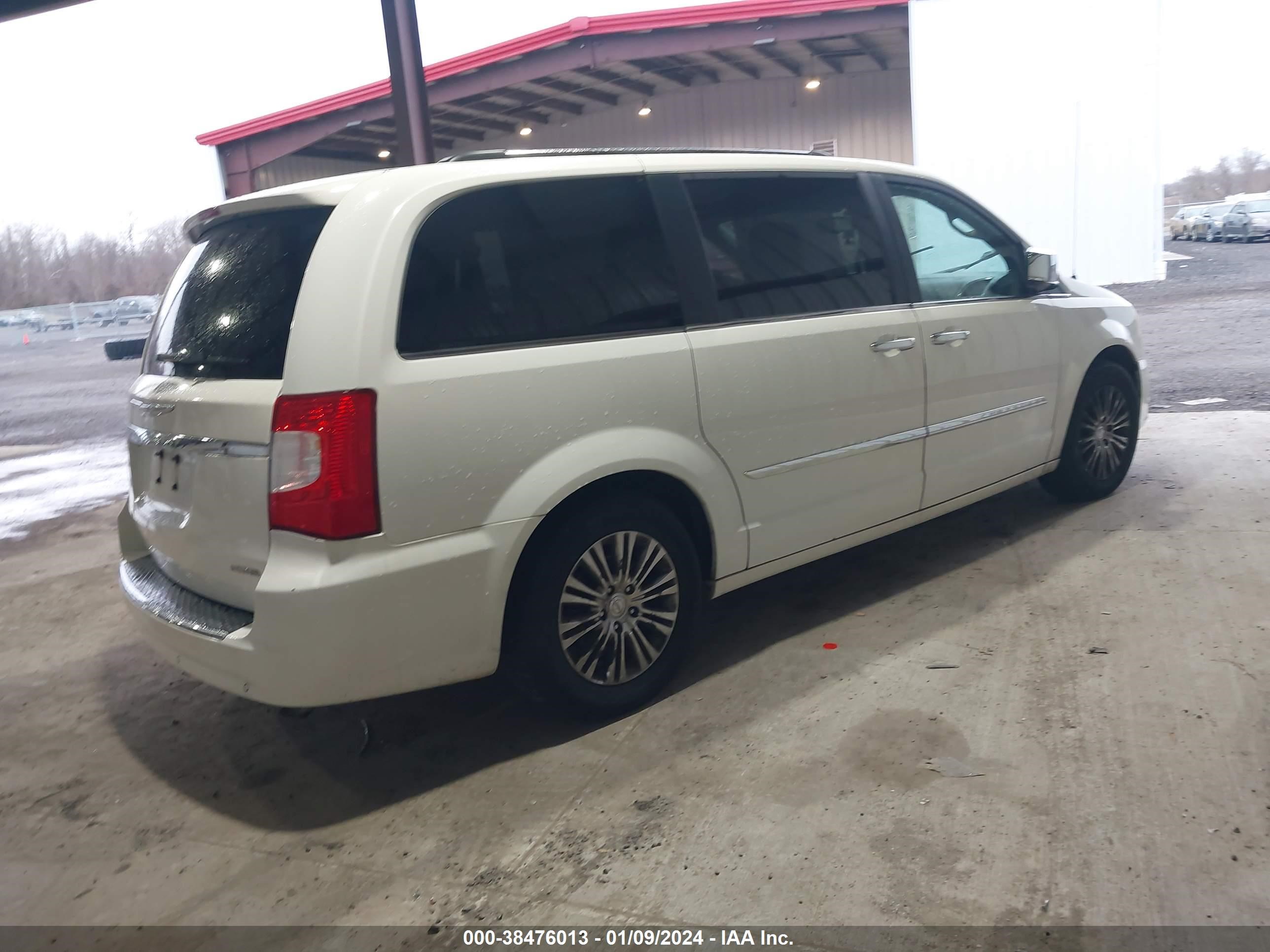 Photo 3 VIN: 2A4RR6DG6BR613928 - CHRYSLER TOWN & COUNTRY 