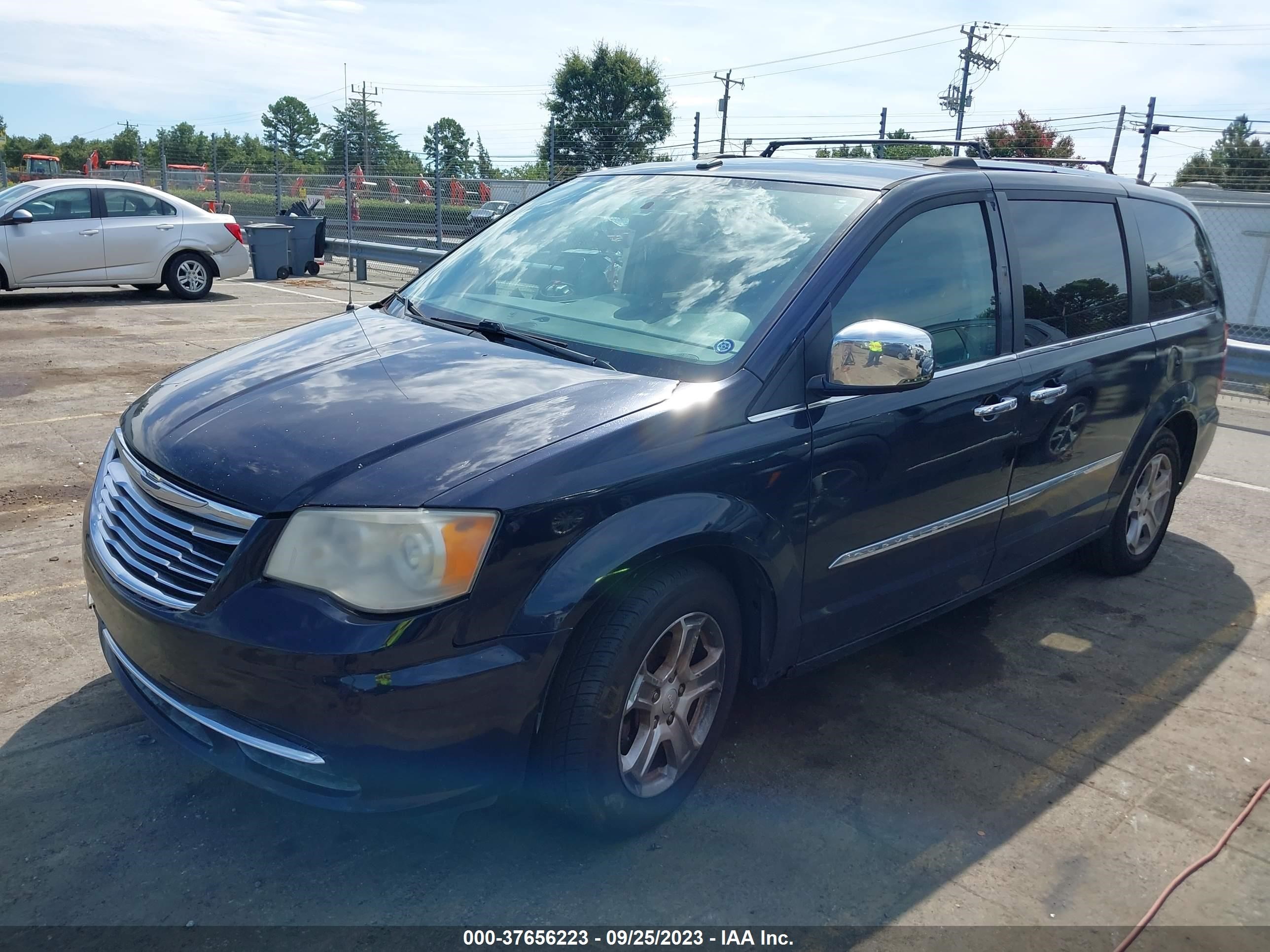 Photo 1 VIN: 2A4RR6DGXBR612412 - CHRYSLER TOWN & COUNTRY 