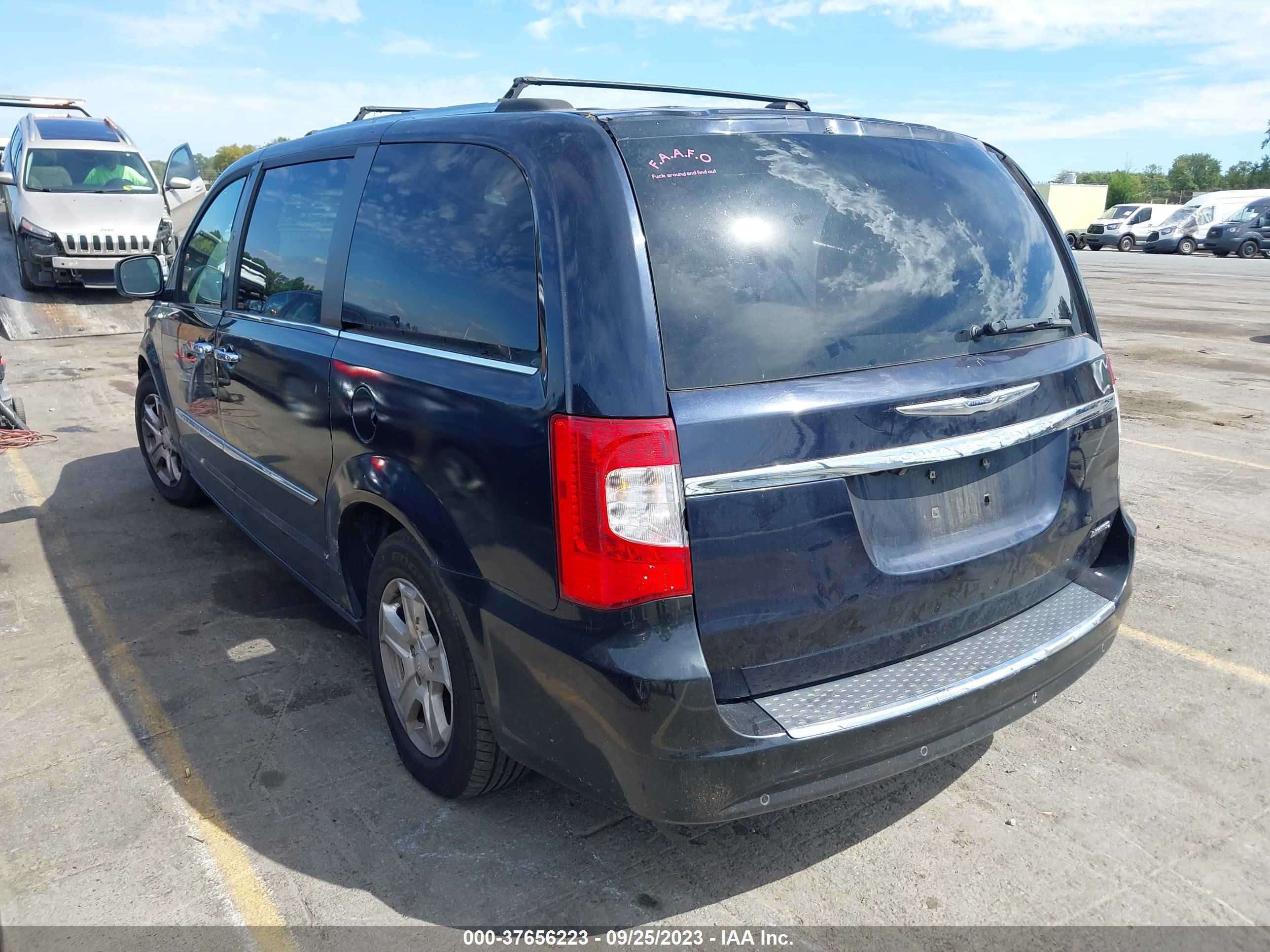 Photo 2 VIN: 2A4RR6DGXBR612412 - CHRYSLER TOWN & COUNTRY 