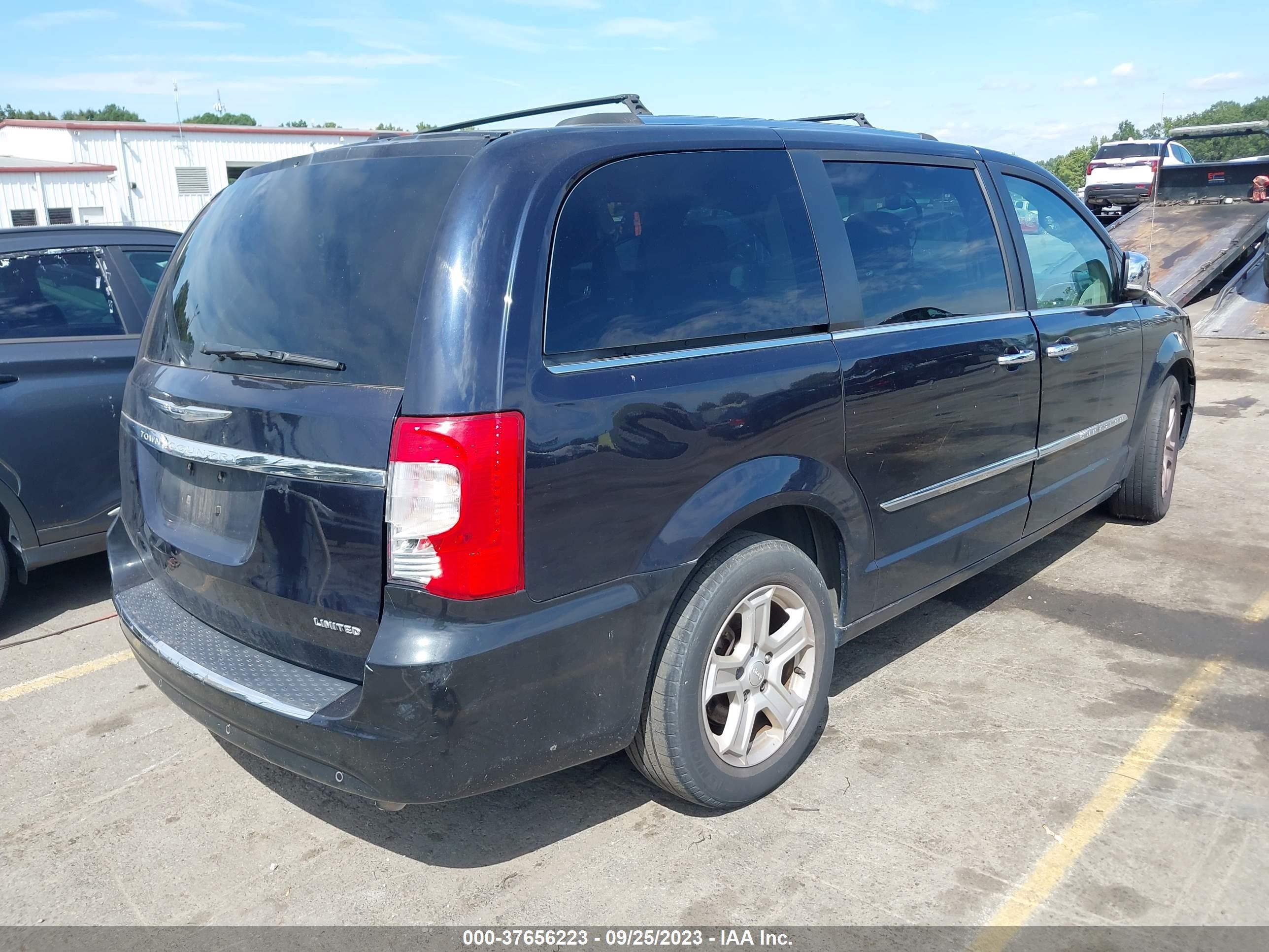 Photo 3 VIN: 2A4RR6DGXBR612412 - CHRYSLER TOWN & COUNTRY 