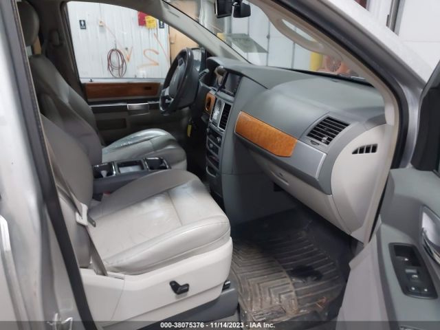 Photo 4 VIN: 2A4RR6DX1AR124030 - CHRYSLER TOWN & COUNTRY 