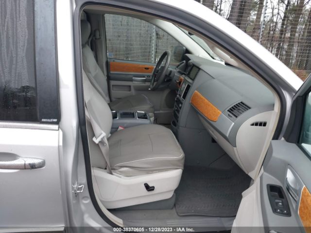 Photo 4 VIN: 2A4RR6DX2AR137241 - CHRYSLER TOWN & COUNTRY 