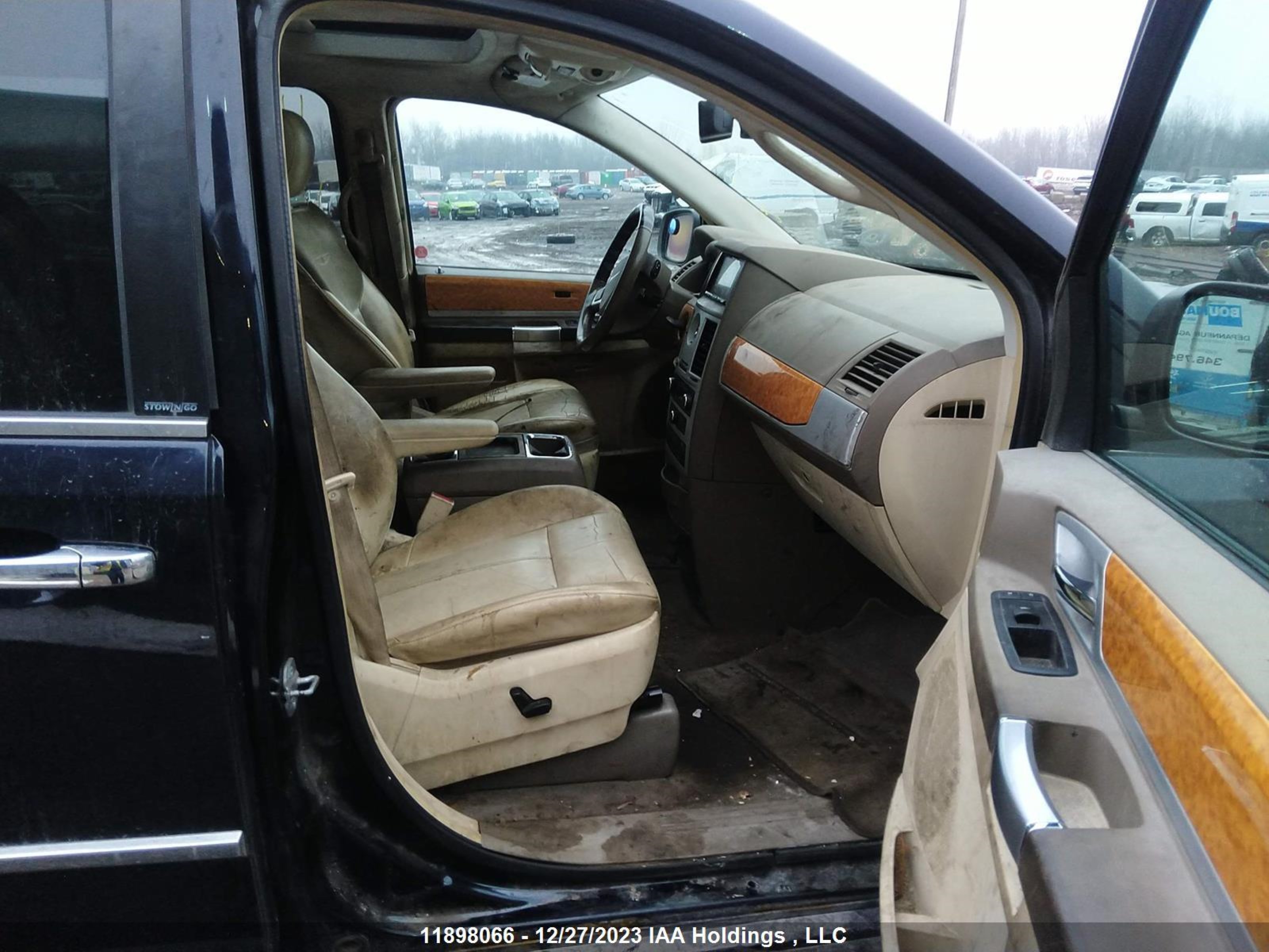 Photo 4 VIN: 2A4RR6DX2AR208972 - CHRYSLER TOWN & COUNTRY 