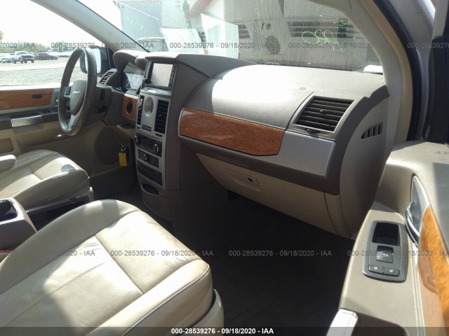 Photo 4 VIN: 2A4RR6DX3AR148913 - CHRYSLER TOWN & COUNTRY 