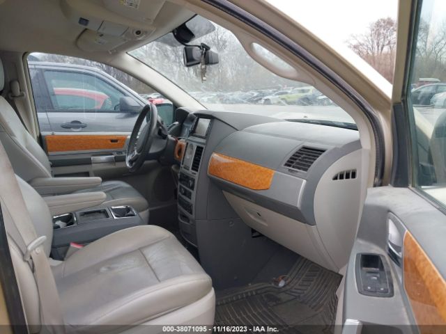 Photo 4 VIN: 2A4RR7DX9AR399005 - CHRYSLER TOWN & COUNTRY 