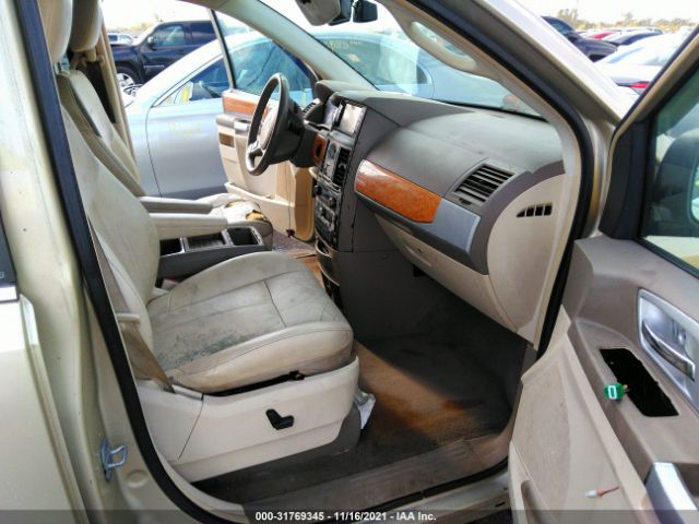 Photo 4 VIN: 2A4RR7DX9AR495068 - CHRYSLER TOWN & COUNTRY 