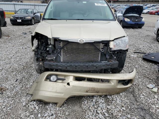 Photo 4 VIN: 2A4RR8D10AR398665 - CHRYSLER TOWN & COU 