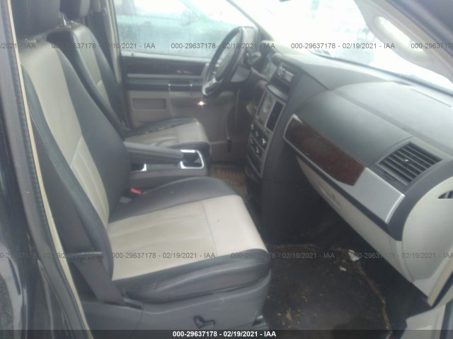 Photo 4 VIN: 2A4RR8D10AR422835 - CHRYSLER TOWN & COUNTRY 