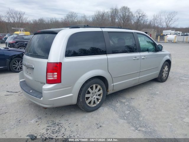 Photo 3 VIN: 2A4RR8D10AR456872 - CHRYSLER TOWN & COUNTRY 