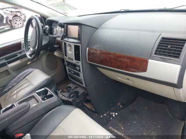 Photo 4 VIN: 2A4RR8D10AR456872 - CHRYSLER TOWN & COUNTRY 