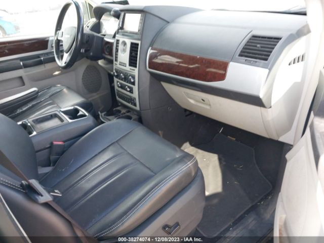 Photo 4 VIN: 2A4RR8D11AR423945 - CHRYSLER TOWN COUNTRY 