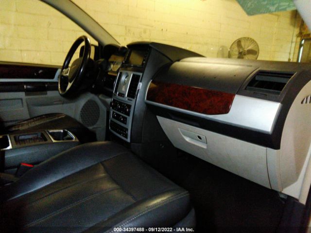 Photo 4 VIN: 2A4RR8D11AR481103 - CHRYSLER TOWN & COUNTRY 