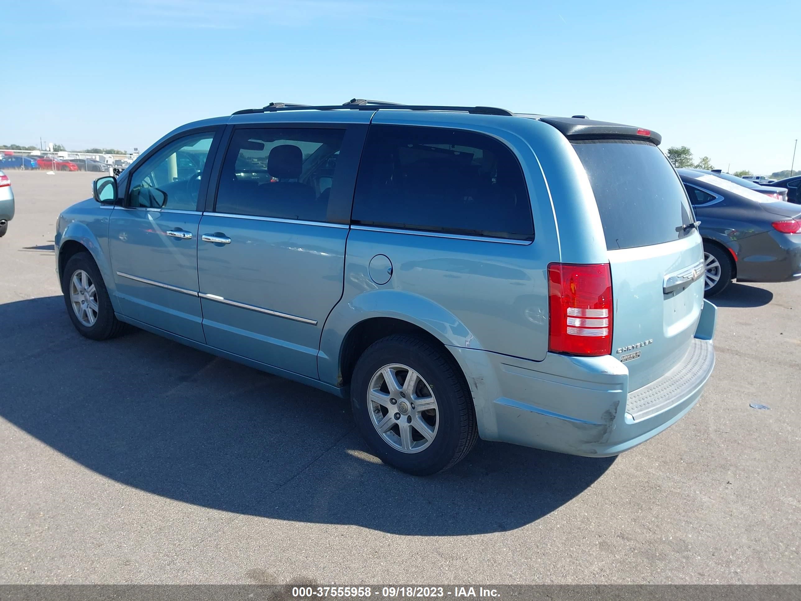 Photo 2 VIN: 2A4RR8D14AR321135 - CHRYSLER TOWN & COUNTRY 