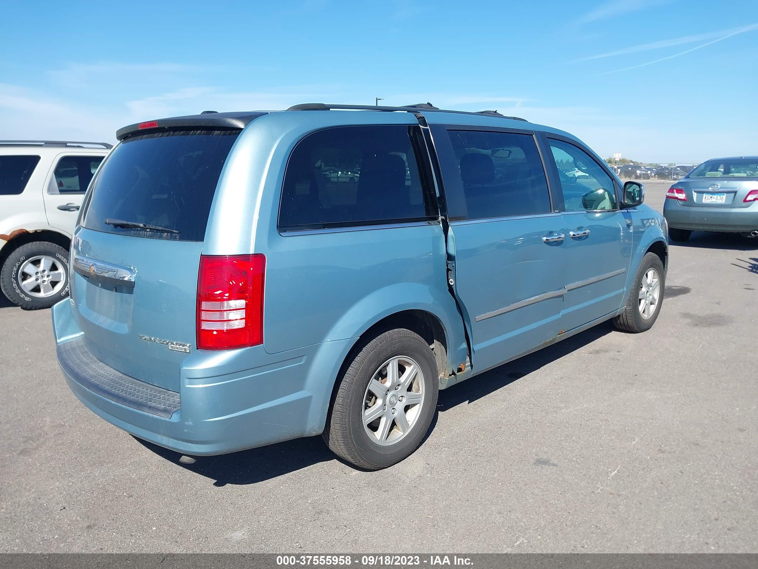 Photo 3 VIN: 2A4RR8D14AR321135 - CHRYSLER TOWN & COUNTRY 