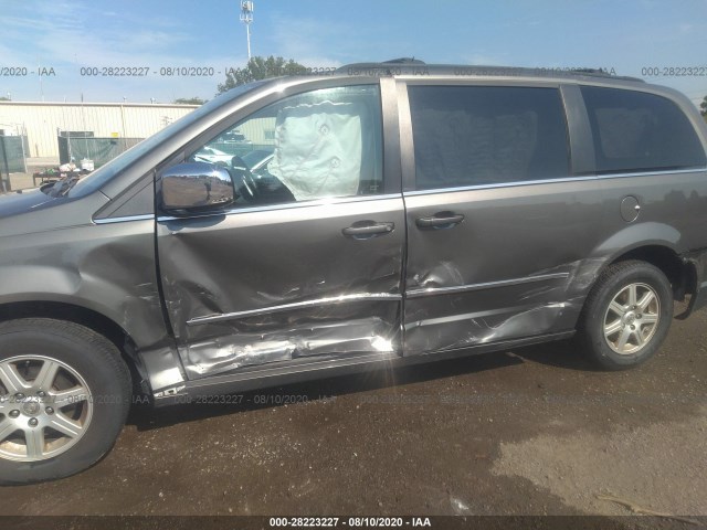 Photo 5 VIN: 2A4RR8D14AR449049 - CHRYSLER TOWN & COUNTRY 