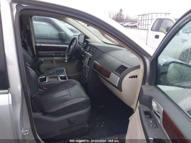 Photo 4 VIN: 2A4RR8D16AR449103 - CHRYSLER TOWN & COUNTRY 