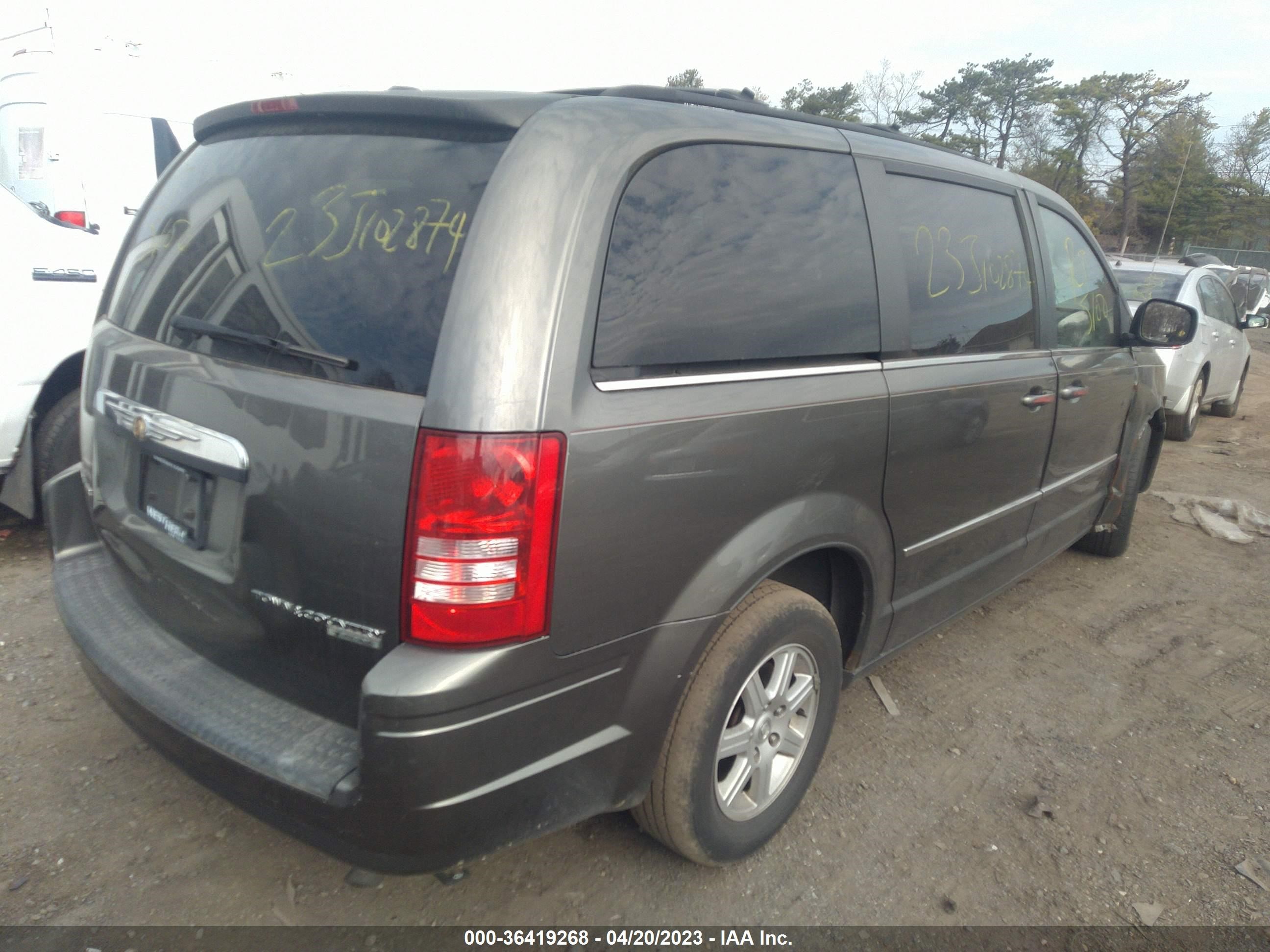 Photo 3 VIN: 2A4RR8D18AR320859 - CHRYSLER TOWN & COUNTRY 