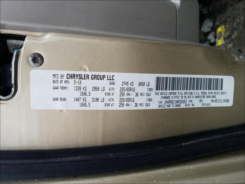 Photo 9 VIN: 2A4RR8D19AR320353 - CHRYSLER TOWN & COU 