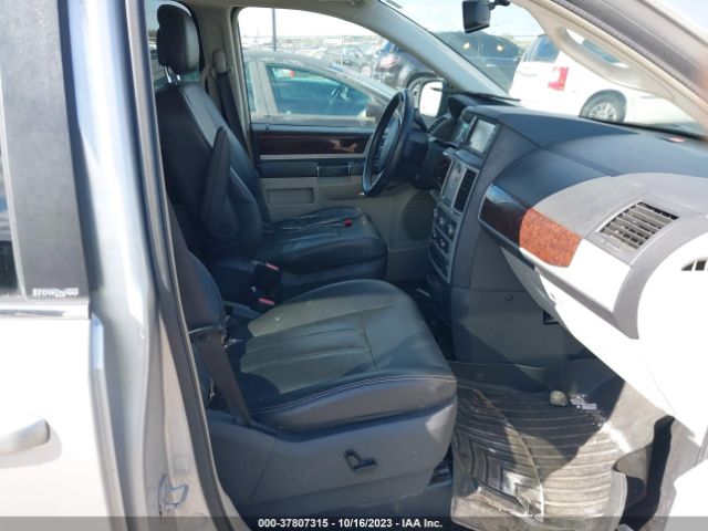 Photo 4 VIN: 2A4RR8D1XAR427816 - CHRYSLER TOWN & COUNTRY 