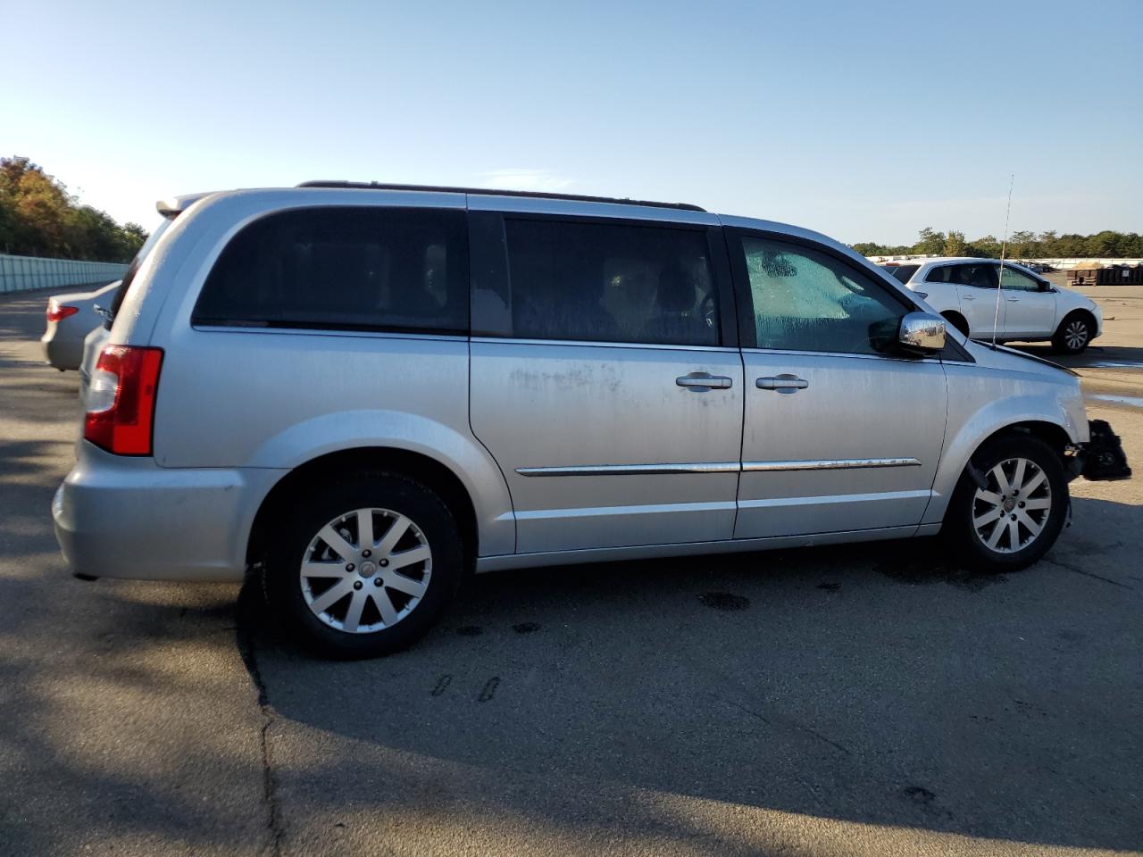 Photo 2 VIN: 2A4RR8DG1BR745071 - CHRYSLER TOWN & COUNTRY 