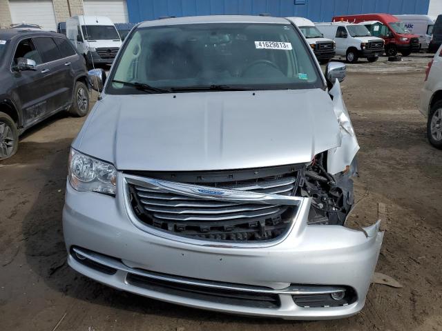 Photo 4 VIN: 2A4RR8DG2BR758945 - CHRYSLER TOWN & COU 