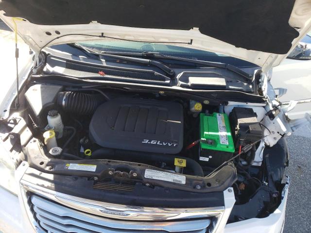 Photo 6 VIN: 2A4RR8DG2BR798619 - CHRYSLER TOWN &AMP COU 